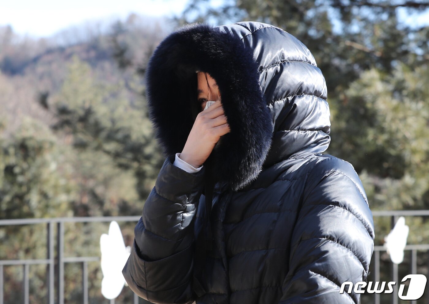 본문 이미지 - 배우 이영애씨가 지난 5일 경기 양평 하이패밀리 안데르센 공원묘지를 찾아 입양 후 양부모에게 장기간 학대를 당해 숨진 16개월 영아 정인(가명)양을 추모하고 있다. 2021.1.5/뉴스1 ⓒ News1 박지혜 기자