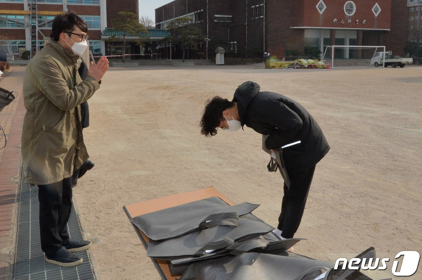 (포항=뉴스1) 최창호 기자 = 5일 신종코로나 바이러스 감염증(코로나19)사태 장기화로 졸업식을 취소한 경북 포항시 남구 영일고등학교에서 졸업장을 받은 제자가 담임 선생님에게 허 …