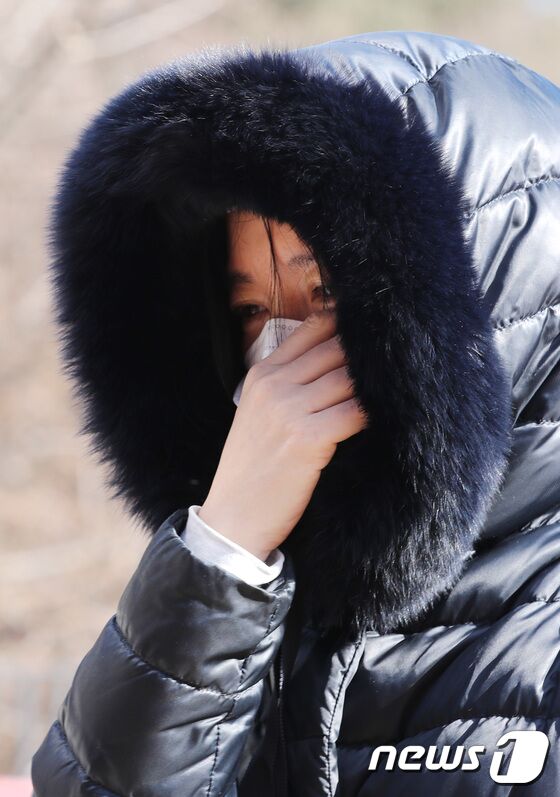 배우 이영애가 5일 경기 양평 하이패밀리 안데르센 공원묘지를 찾아 입양 후 양부모에게 장기간 학대를 당해 숨진 16개월 영아 정인(가명)양을 추모하고 있다. 2021.1.5/뉴스1 © News1 박지혜 기자