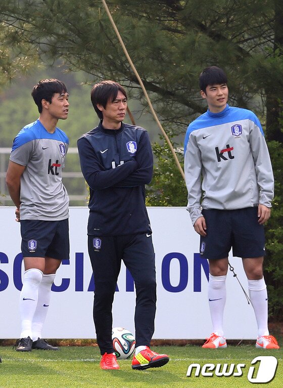 본문 이미지 - 2012년 런던올림픽 때 동메달 금자탑을 함께 세운 홍명보 감독(가운데)과 박주영(왼쪽)-기성용(오른쪽)이 2021시즌 K리그에서 사제대결을 펼친다. ⓒ 뉴스1