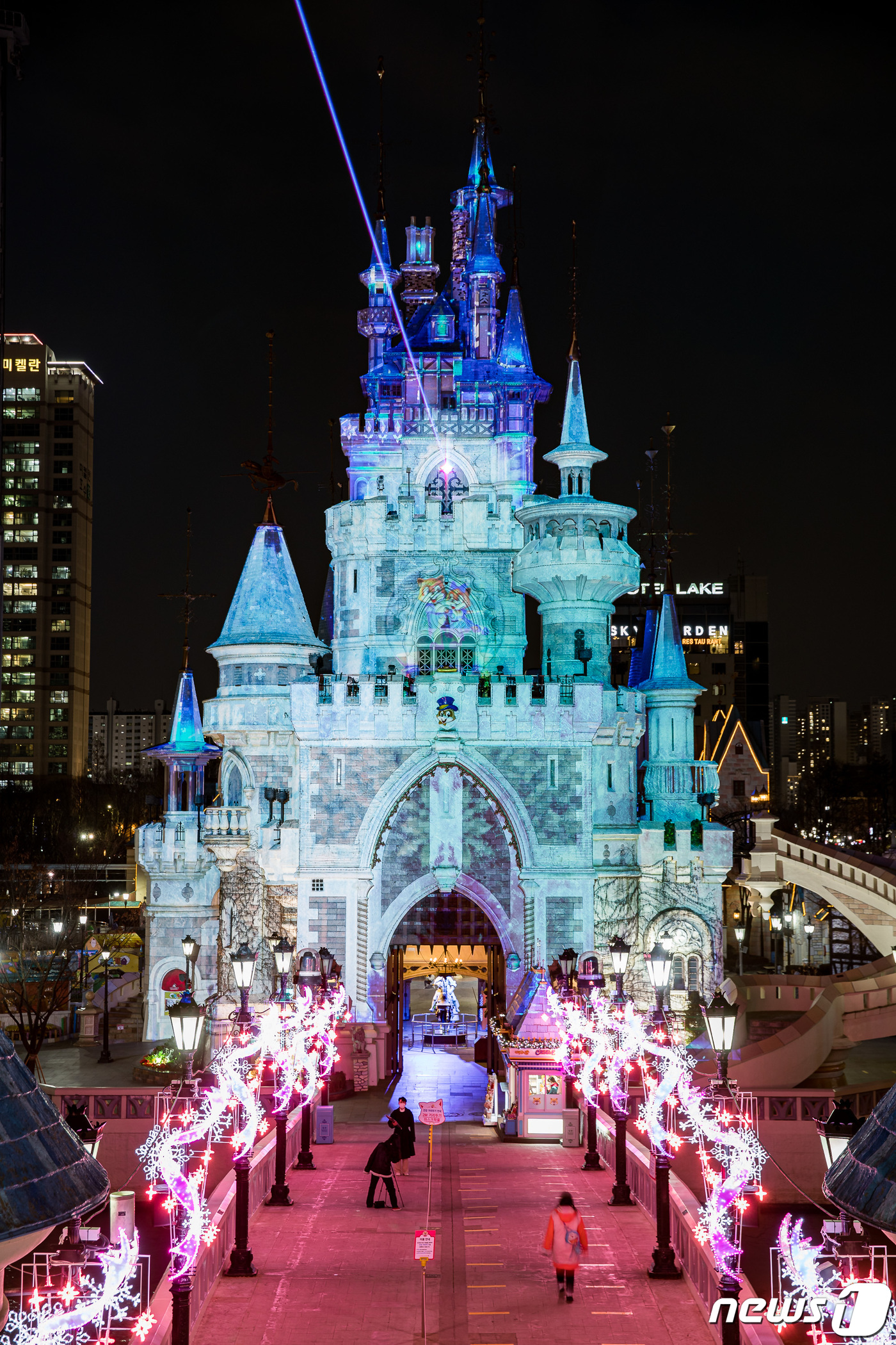 (서울=뉴스1) = 롯데월드 어드벤처 야외 매직아일랜드의 상징 ‘매직캐슬’이 꽁꽁 얼어붙은 얼음왕국으로 변신하고 있다.롯데월드는 새해를 맞아 매일 저녁 6시부터 겨울 테마의 신규 …