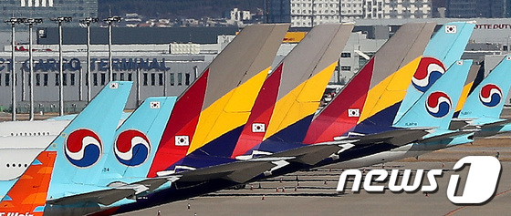 인천국제공항 전망대에서 바라본 계류장에 대한항공과 아시아나항공 여객기가 보이고 있다. 2021.1.6/뉴스1 © News1 박지혜 기자