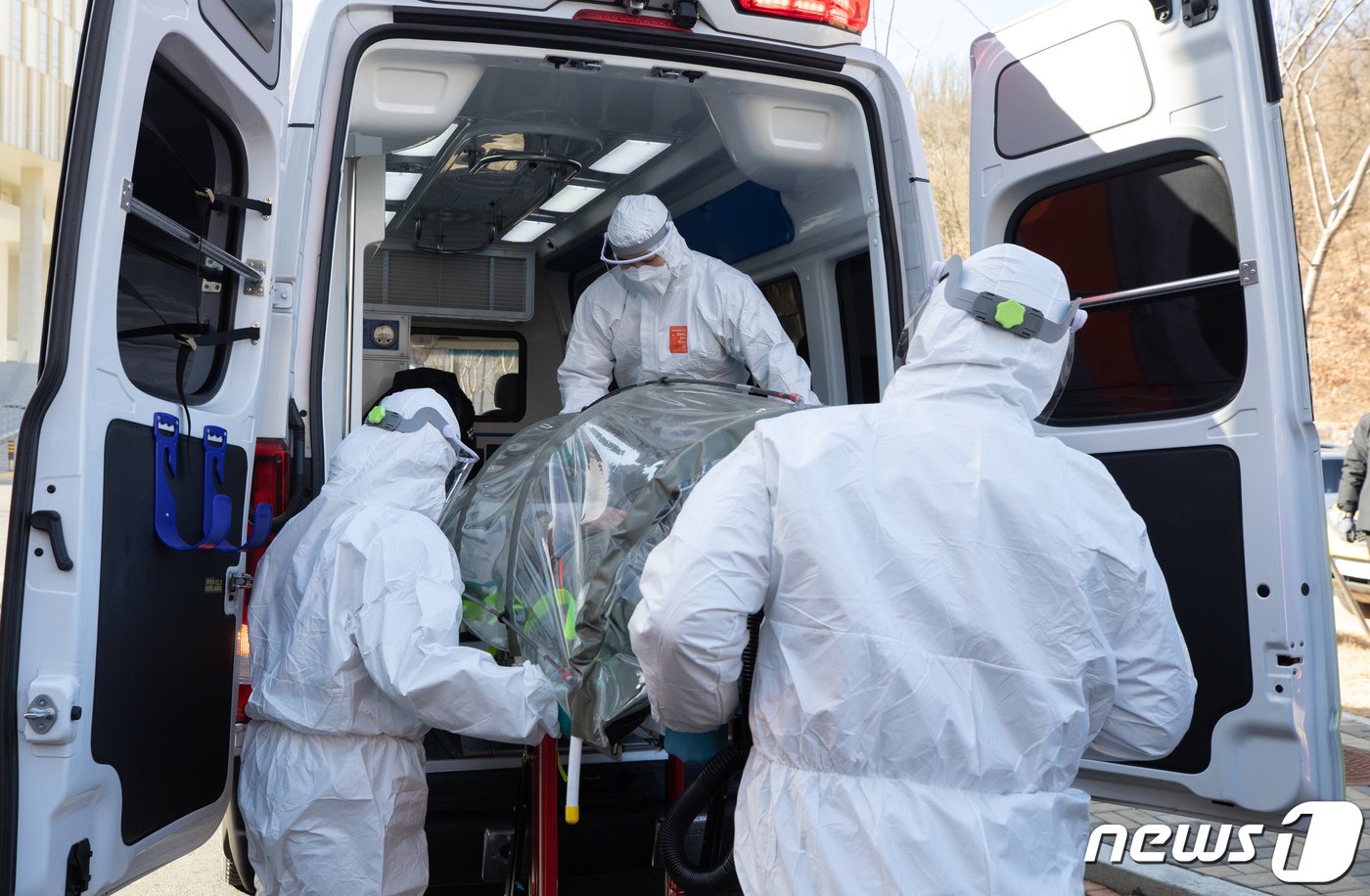 본문 이미지 - 서울 은평구 서울소방학교에서 열린 신종 코로나바이러스 감염증(코로나19) 치료시설 재난 대응훈련에서 소방대원들이 구조자를 구급차량으로 옮기고 있다 2021.1.6/뉴스1 ⓒ News1 이재명 기자