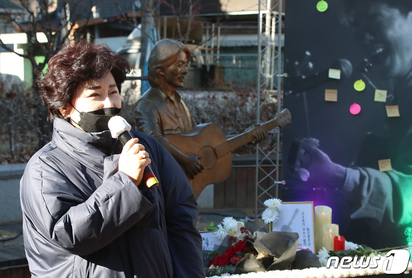본문 이미지 - '영원한 가객' 고(故) 김광석(1964∼1996)의 25주기인 6일 오후 대구 중구 대봉동 김광석길에서 열린 추모식에 김광석의 부인 서해순 위드삼삼뮤직 대표가 참석해 기념사를 하고 있다. 2021.1.6/뉴스1 ⓒ News1 공정식 기자