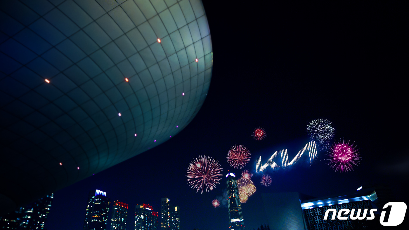 (서울=뉴스1) = 기아차가 6일 신규 로고와 브랜드 슬로건을 공개했다. 기아차는 디지털채널을 통해 로고 공개 행사를 열고 총 303대의 드론이 하늘에서 불꽃을 뿜으며 기아차의 새 …