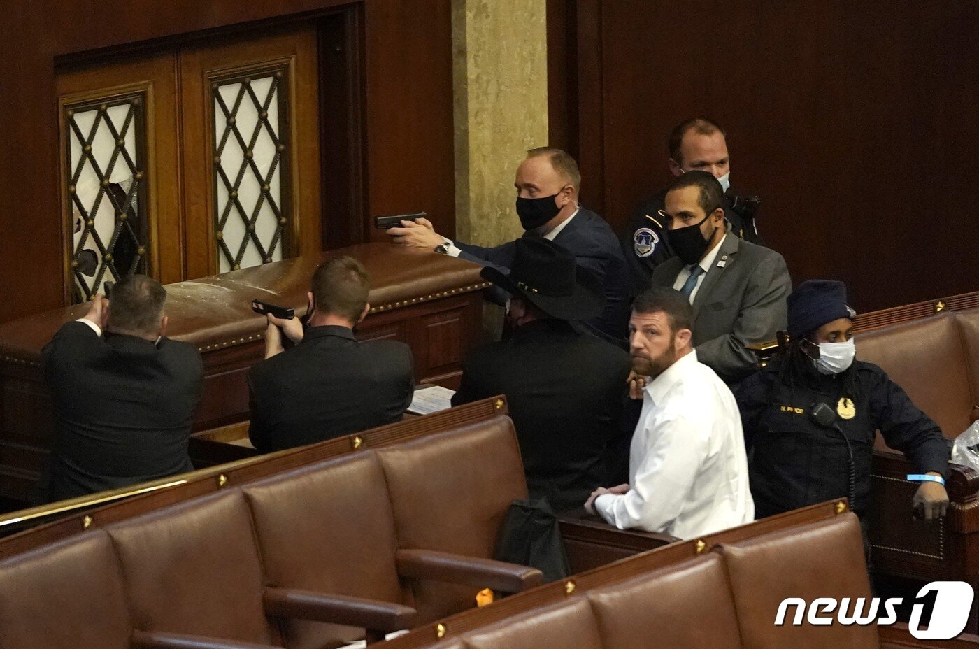 본문 이미지 - 6일(현지시간) 도널드 트럼프 미국 대통령의 지지자들이 조 바이든 당선인의 승리 선언 낭독을 저지하기 위해 국회의사당에 난입을 시도하자 이에 대비하고 있는 경찰관들. ⓒ AFP=뉴스1 ⓒ News1 윤다혜 기자