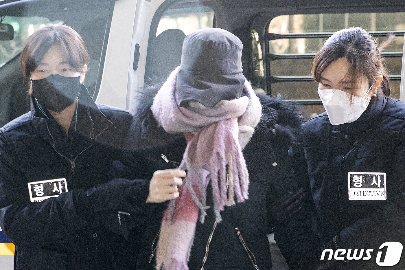 본문 이미지 - 집행유예 기간 중 또다시 마약을 투약했다는 의혹을 받는 남양유업 창업주의 외손녀 황하나씨가  지난 2021년  1월 7일 오전 서울 마포구 서울서부지방법원에서 열린 구속 전 피의자심문(영장실질심사)에 출석하는 모습. 2021.1.7/뉴스1 ⓒ News1 이승배 기자