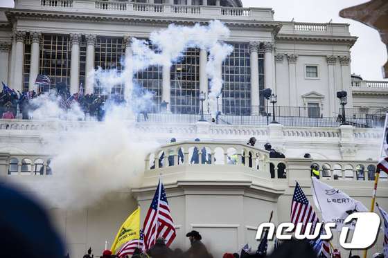 6일(현지시간) 도널드 트럼프 미국 대통령을 지지하는 시위대가 워싱턴 의사당에 난입을 시도하자 경찰이 최루 가스를 뿌리고 있다. © AFP=뉴스1 © News1 우동명 기자