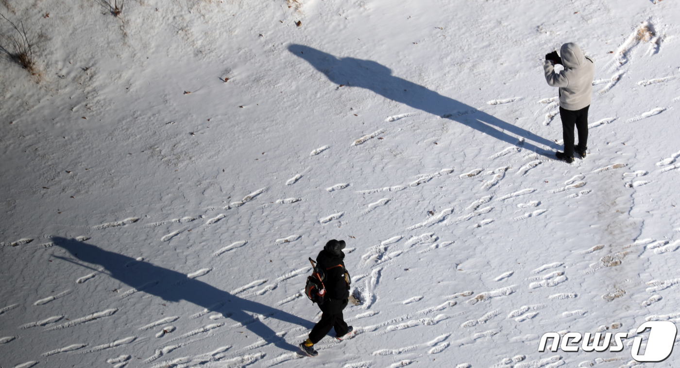 (서울=뉴스1) 김명섭 기자 = 올겨울 최강한파가 몰아친 7일 서울 경복궁 일대에 전 날 내린 눈이 쌓여 있다. 2021.1.7/뉴스1