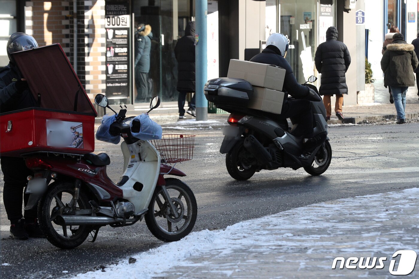 본문 이미지 - 7일 서울 종로구청 앞에서 배달 노동자가 도로를 주행하고 있다. ⓒ News1 황기선 기자