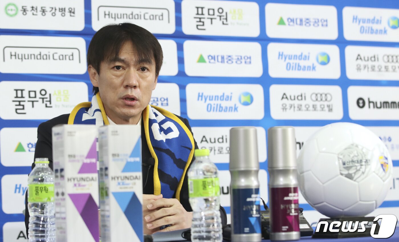 본문 이미지 - 홍명보 울산현대 신임 감독이 7일 오후 울산시 동구 울산현대 클럽하우스에서 열린 온라인 기자회견에서 포부를 밝히고 있다. 2021.1.7/뉴스1 ⓒ News1 윤일지 기자