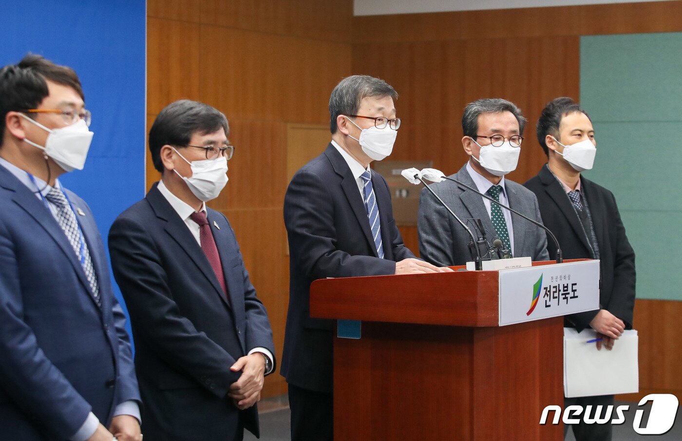 본문 이미지 - 임성진 전북형 뉴딜 추진위원회 공동위원장이 7일 전북도청 브리핑룸에서 종합계획 전반을 설명하고 있다.(전북도 제공)2021.1.7/ⓒ 뉴스1