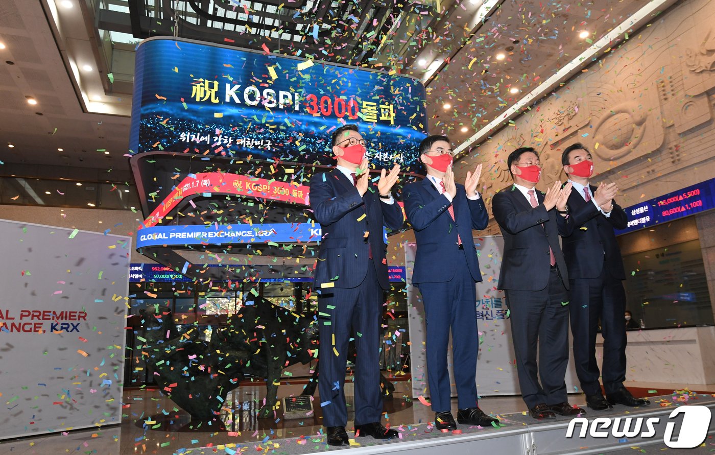 본문 이미지 - 정일문 한국투자증권 대표이사(왼쪽부터)와 손병두 한국거래소 이사장, 나재철 금융투자협회장, 박현철 부국증권 대표이사가 7일 오후 서울 여의도 한국거래소 로비에서 코스피 3000 돌파를 축하하는 세리머니를 하고 있다. 2021.1.7/뉴스1 ⓒ News1 이재명 기자