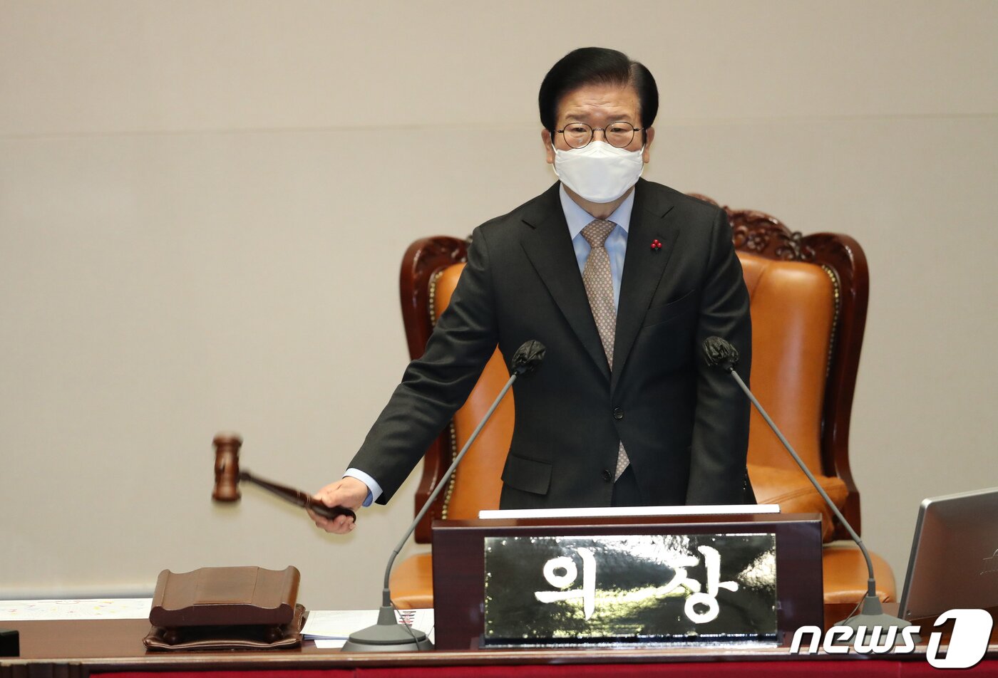 본문 이미지 - 박병석 국회의장이 8일 오전 서울 여의도 국회에서 열린 본회의에서 의사봉을 두드리고 있다. 2021.1.8/뉴스1 ⓒ News1 신웅수 기자