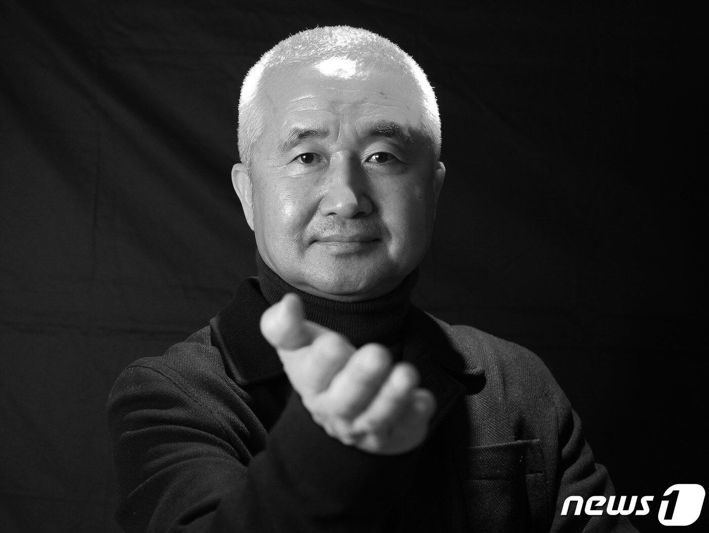 본문 이미지 - 최진석 서강대 철학과 명예교수가 뉴스1과 인터뷰하며 포즈를 잡았다.2021.1.6 ⓒ 뉴스1 이길우 객원대기자