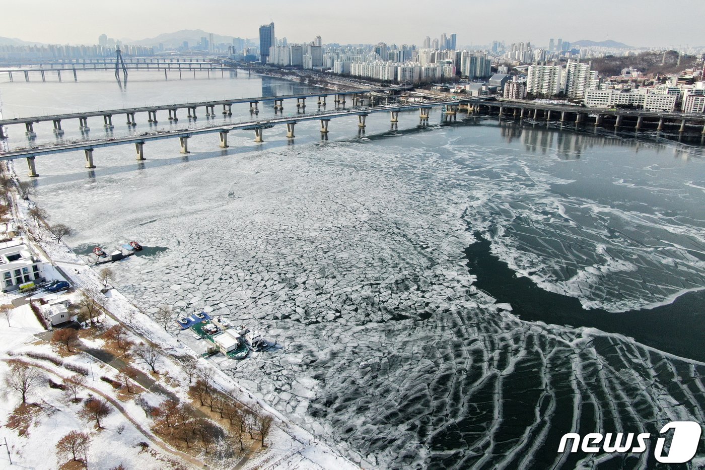 본문 이미지 - 전국 대부분 지역에 한파특보가 발효된 9일 서울 광진구 광나루 한강공원 앞을 흐르는 한강이 얼어붙어 있다. 2021.1.9/뉴스1 ⓒ News1 민경석 기자