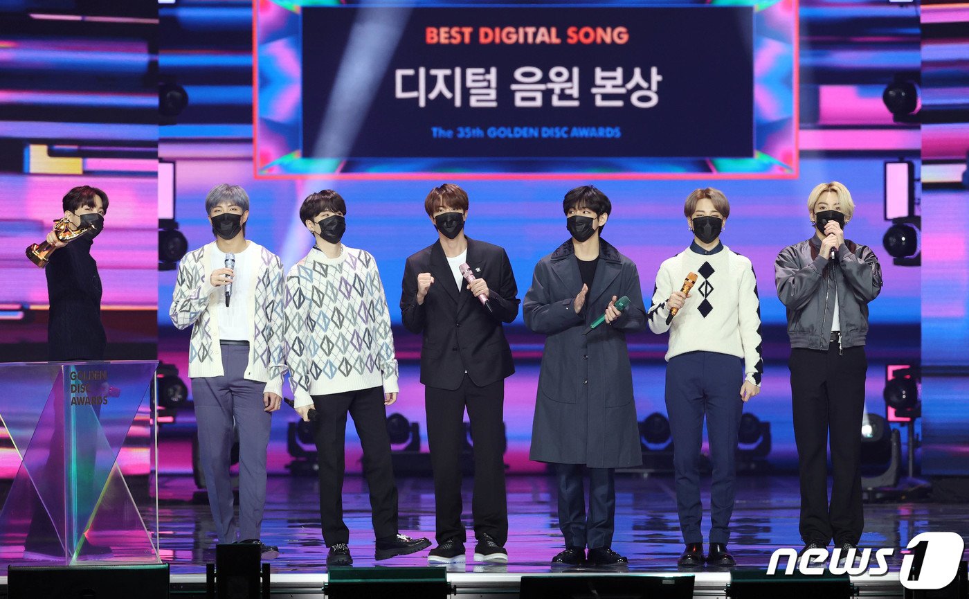 본문 이미지 - 방탄소년단&#40;BTS&#41; 제이홉&#40;왼쪽부터&#41;, RM, 슈가, 진, 뷔, 지민, 정국&#40;골든디스크어워즈 사무국 제공&#41; 2021.1.9/뉴스1 ⓒ News1 김진환 기자
