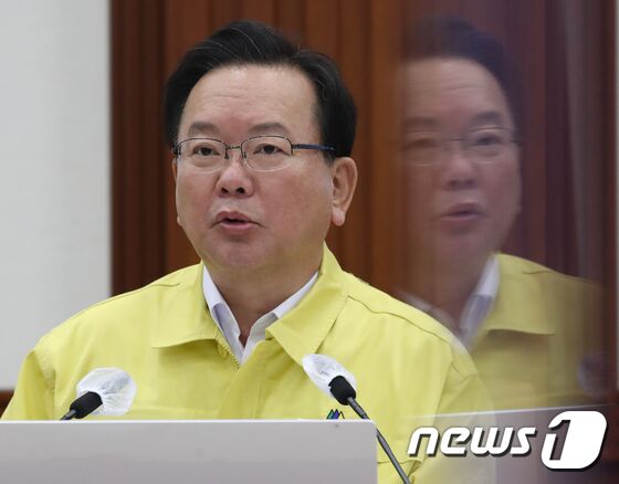 김부겸 국무총리가 1일 서울 종로구 정부서울청사에서 열린 신종 코로나바이러스 감염증(코로나19) 중앙재난안전대책본부(중대본) 회의에서 모두 발언을 하고 있다. 이날 회의에서 김부겸 총리는