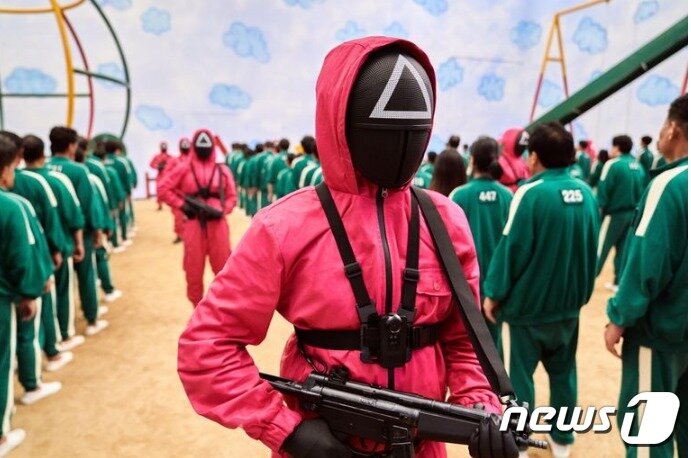 본문 이미지 - 참가자들을 감시하고 있는 경비원들