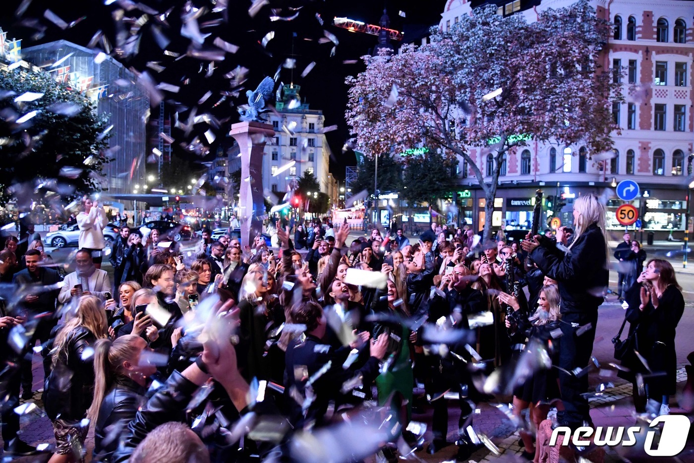 (스톡홀름 AFP=뉴스1) 우동명 기자 = 30일 (현지시간) 코로나19 관련 이동제한 조치가 대부분 해제된 스웨덴의 스톡홀름에서 시민들이 거리로 몰려 나와 환호를 하고 있다.ⓒ …