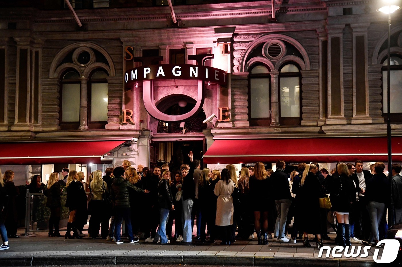 (스톡홀름 AFP=뉴스1) 우동명 기자 = 30일 (현지시간) 코로나19 관련 이동제한 조치가 대부분 해제된 스웨덴의 스톡홀름에서 시민들이 거리로 몰려 나오고 있다.ⓒ AFP=뉴스 …