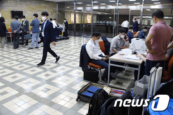 2021년 국정감사 첫날인 1일 서울 여의도 국회 외교통일위원회 회의실 앞에서 피감기관 공무원들이 신종 코로나바이러스 감염증(코로나19)로 인한 출입인원 제한으로 복도에서 대기하고 있다. 구윤성 기자