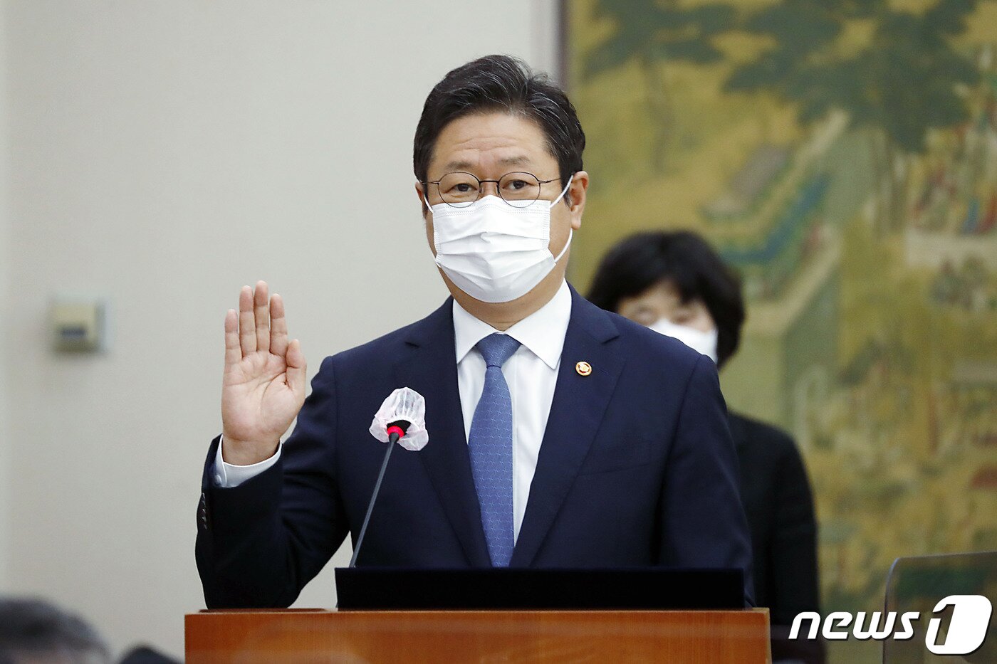 본문 이미지 - 황희 문화체육관광부 장관이 1일 서울 여의도 국회 문화체육관광위원회에서 열린 문화체육관광부에 대한 국정감사에서 선서하고 있다. 2021.10.1/뉴스1 ⓒ News1 구윤성 기자