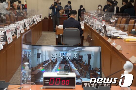1일 서울 여의도 국회에서 열린 행정안전위원회의 행정안전부와 진실.화해를 위한 과거사 정리위원회 국정감사가 '대장동 의혹' 관련 여야 피켓 문제로 인해 파행되고 있다. 구윤성 기자