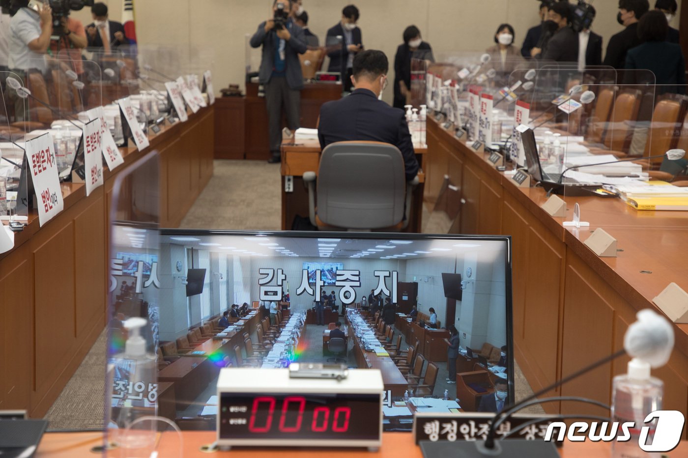 본문 이미지 - 1일 서울 여의도 국회에서 열린 행정안전위원회의 행정안전부와 진실.화해를 위한 과거사 정리위원회 국정감사가 '대장동 의혹' 관련 여야 피켓 문제로 인해 파행되고 있다. 구윤성 기자