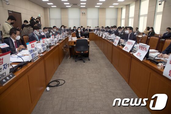 1일 서울 여의도 국회에서 열린 행정안전위원회의 행정안전부와 진실.화해를 위한 과거사 정리위원회에 대한 국정감사에서 국민의힘이 '특검 거부하는 자가 범인이다'라는 피켓을 붙이자 더불어민주당에서도 '돈받은 자가 범인이다'라는 피켓으로 맞대응 하고 있다. 구윤성 기자
