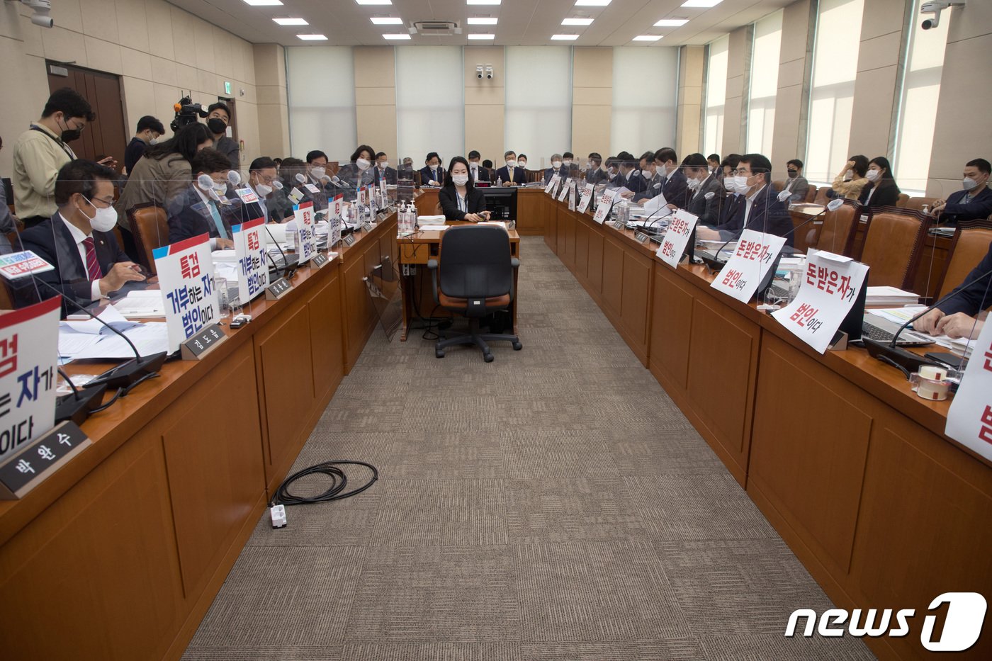 본문 이미지 - 1일 서울 여의도 국회에서 열린 행정안전위원회의 행정안전부와 진실.화해를 위한 과거사 정리위원회에 대한 국정감사에서 국민의힘이 '특검 거부하는 자가 범인이다'라는 피켓을 붙이자 더불어민주당에서도 '돈받은 자가 범인이다'라는 피켓으로 맞대응 하고 있다. 구윤성 기자