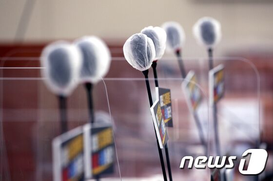 1일 오전 서울 여의도 국회에서 열린 외교통일위원회의 외교부·한국국제협력단·한국국제교류재단·재외동포재단 등에 대한 국정감사에서 국민의힘 의원들이 '대장동 개발 특혜 의혹'과 관련해 특검을 요구하는 손팻말을 붙이고 마이크를 세우며 항의하고 있다. 이날 오전 열린 외교통일위원회를 비롯한 상임위 국정감사 대부분이 파행을 겪고 있다. 구윤성 기자