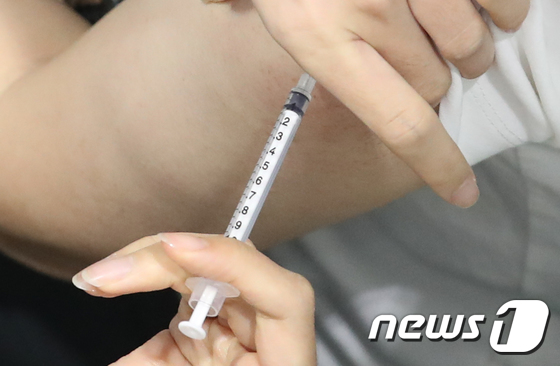 1일 오후 서울 서대문구의 한 센터에 마련된 신종 코로나바이러스 감염증(코로나19) 백신 예방 접종센터에서 백신 접종이 진행되고 있다.  © News1 송원영 기자