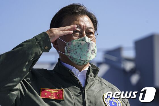 문재인 대통령이 1일 경북 포항 영일만 해상 마라도함에서 열린 제73주년 국군의 날 기념식에서 경례하고 있다. 이광호 기자