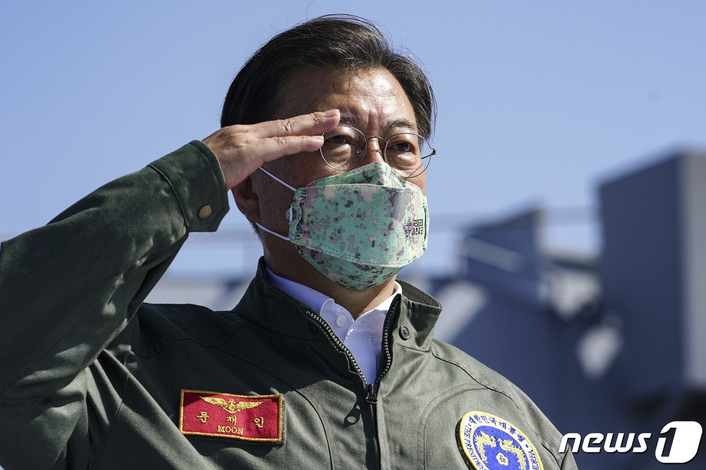 본문 이미지 - 문재인 대통령이 1일 경북 포항 영일만 해상 마라도함에서 열린 제73주년 국군의 날 기념식에서 경례하고 있다. 이광호 기자