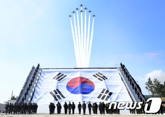 1일 경북 포항에서 제73주년 국군의 날 기념식 및 기념행사가 진행되고 있다. (국방홍보원 제공) 