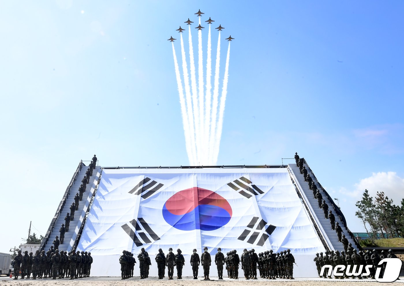본문 이미지 - 1일 경북 포항에서 제73주년 국군의 날 기념식 및 기념행사가 진행되고 있다. (국방홍보원 제공) 