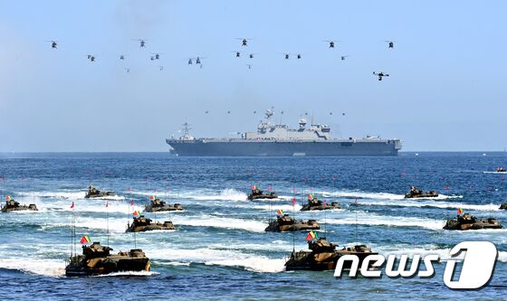 제73주년 국군의 날인 1일 경북 포항시 남구 도구해안에서 육해공군과 함께하는 합동상륙작전(작전명 '피스메이커') 시연이 진행되고 있다. (국방홍보원 제공)