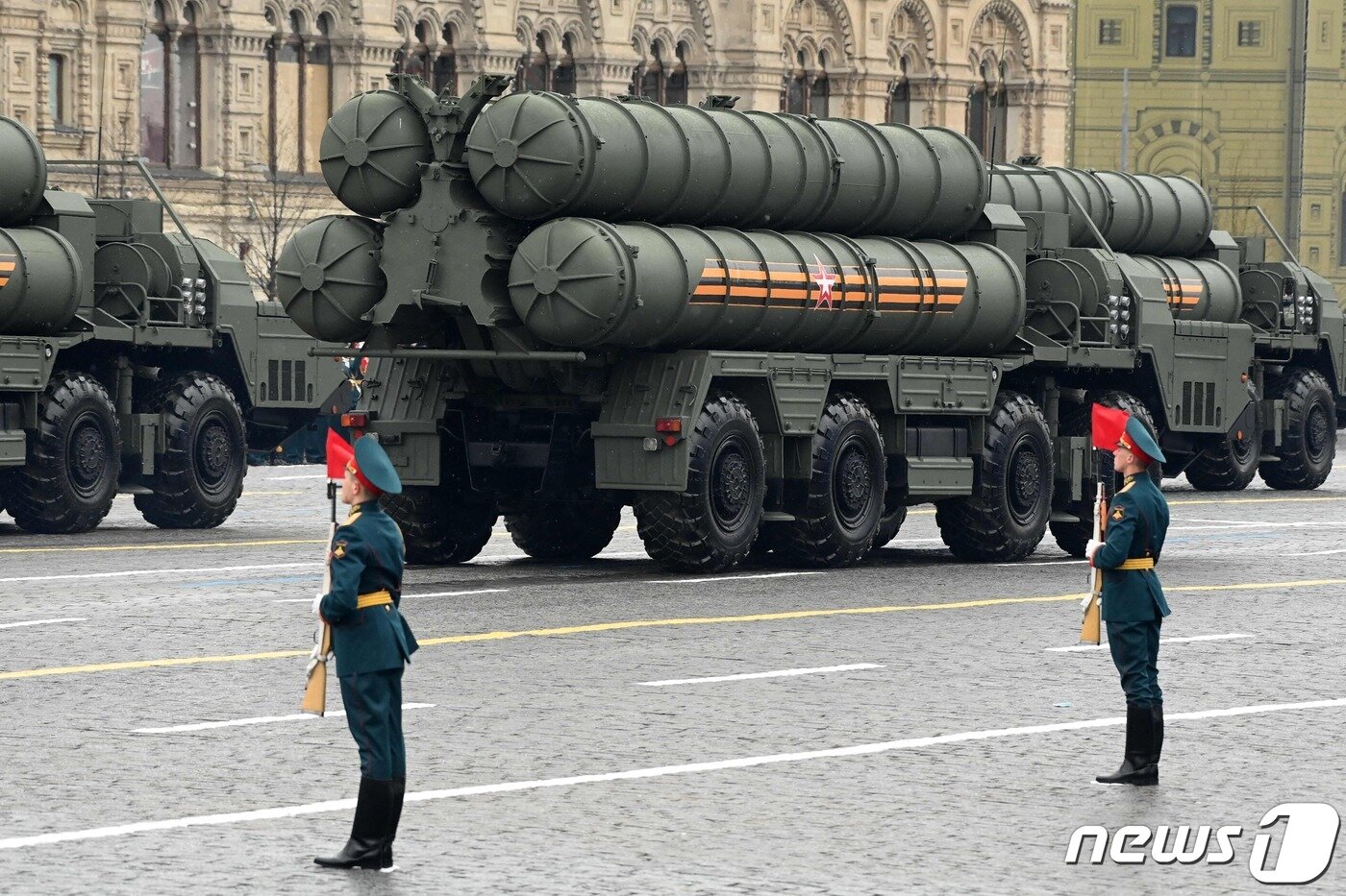 본문 이미지 - 러시아군의 S-400 지대공미사일이 실린 이동식 발사대 차량 &lt;자료사진&gt; ⓒ AFP=뉴스1