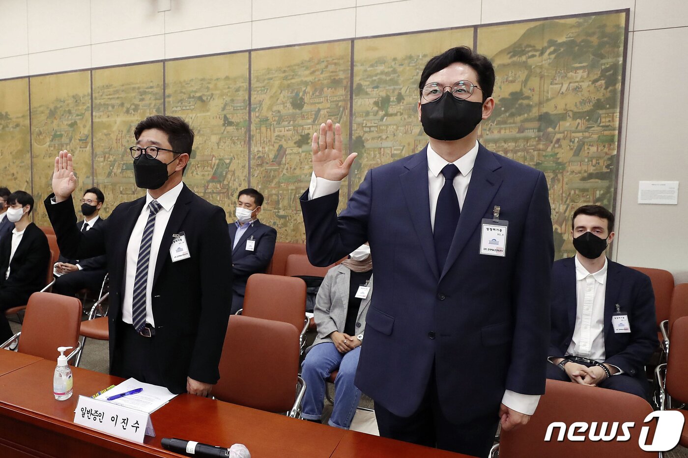 본문 이미지 - 김준구 네이버웹툰 대표(오른쪽)와 이진수 카카오엔터테인먼트 대표가 1일 오후 서울 여의도 국회에서 열린 문화체육관광위원회의 문화체육관광부에 대한 국정감사에서 증인으로 출석해 선서하고 있다. 2021.10.1/뉴스1 ⓒ News1 구윤성 기자
