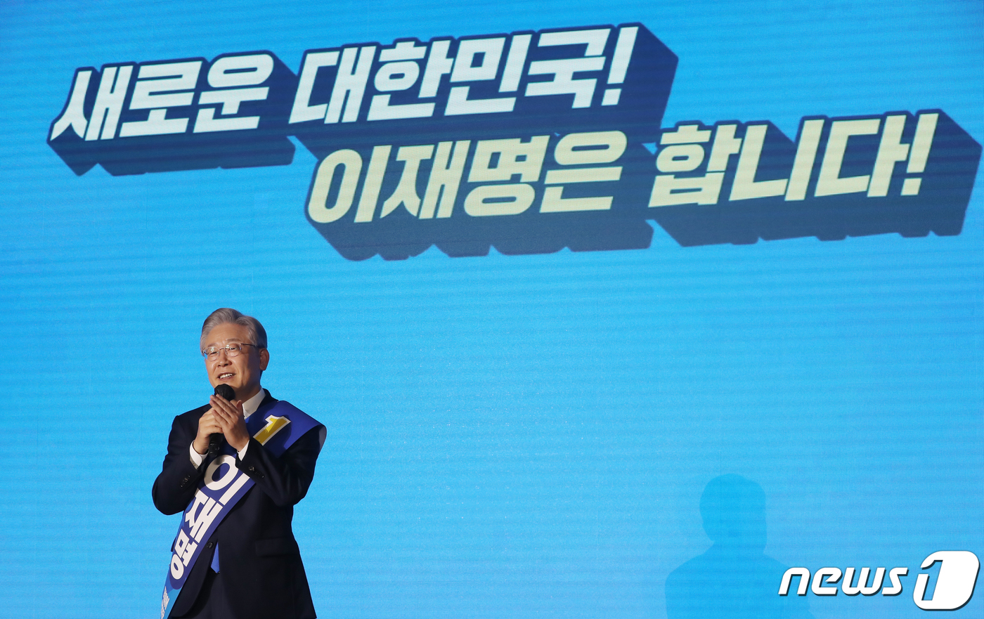 (제주=뉴스1) 오현지 기자 = 이재명 더불어민주당 대선 예비후보가 1일 제주시 오등동 호텔난타에서 열린 더불어민주당 대선 후보 선출을 위한 제주 합동연설회에서 정견발표를 하고 있 …