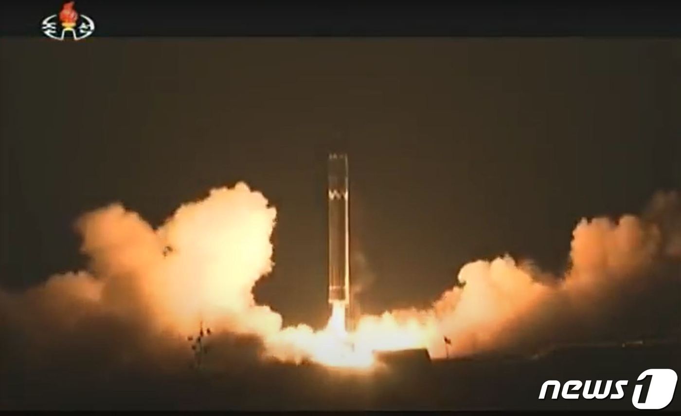 본문 이미지 - 북한이 지난 2017년 11월29일 평안남도 평성 일대에서 대륙간탄도미사일(ICBM) '화성-15형'을 시험발사했다. (조선중앙TV 캡처) ⓒ 뉴스1