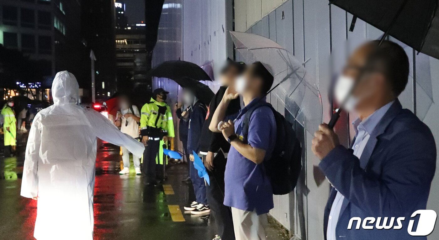 본문 이미지 - 이재명 후보의 과반 승리로 마무리된 더불어민주당 대선 경선 결과에 대해 이낙연 전 대표 측이 이의제기에 나서기로 한 10일 밤 이낙연 전 대표 지지자들이 경선 결과에 항의하며 서울 여의도 민주당사 앞에 모여들고 있다. 2021.10.10/뉴스1 ⓒ News1 국회사진취재단