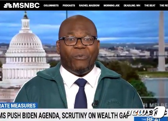오징어 게임에 나오는 녹색 트레이닝복을 입고 뉴스를 진행하고 있는 제이슨 존슨 - MSNBC 화면 갈무리