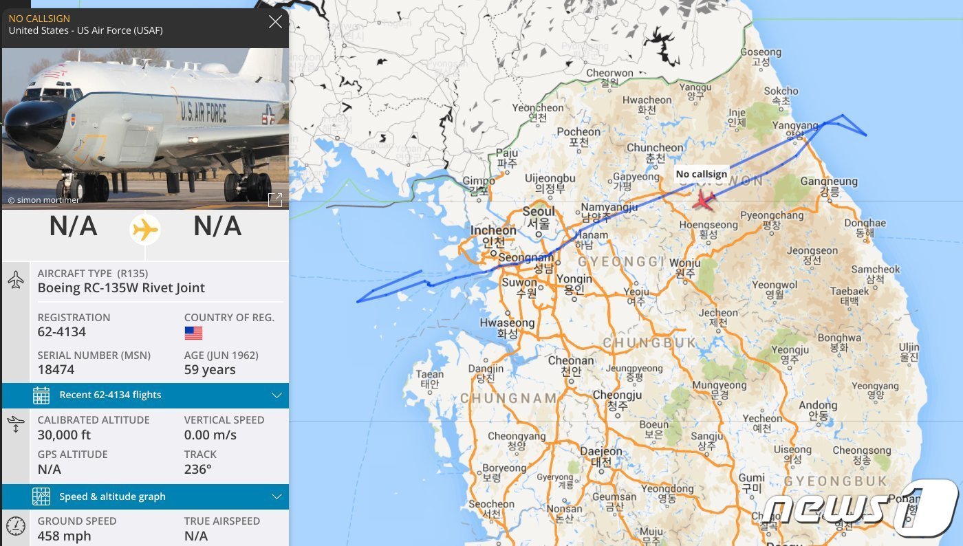 본문 이미지 - 미 공군 정찰기 RC-135W &#39;리벳조인트&#39;가 9일 오후부터 10일 오전까지 한반도 상공을 비행한 것으로 파악됐다. &#40;플라이트레이더24 캡처&#41; ⓒ 뉴스1