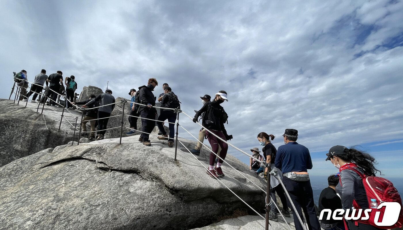 본문 이미지 - 한글날 연휴 마지막날인 11일 서울 북한산 정상 백운대에서 등산객들이 가을 정취를 만끽하고 있다. 2021.10.11/뉴스1 ⓒ News1 김명섭 기자