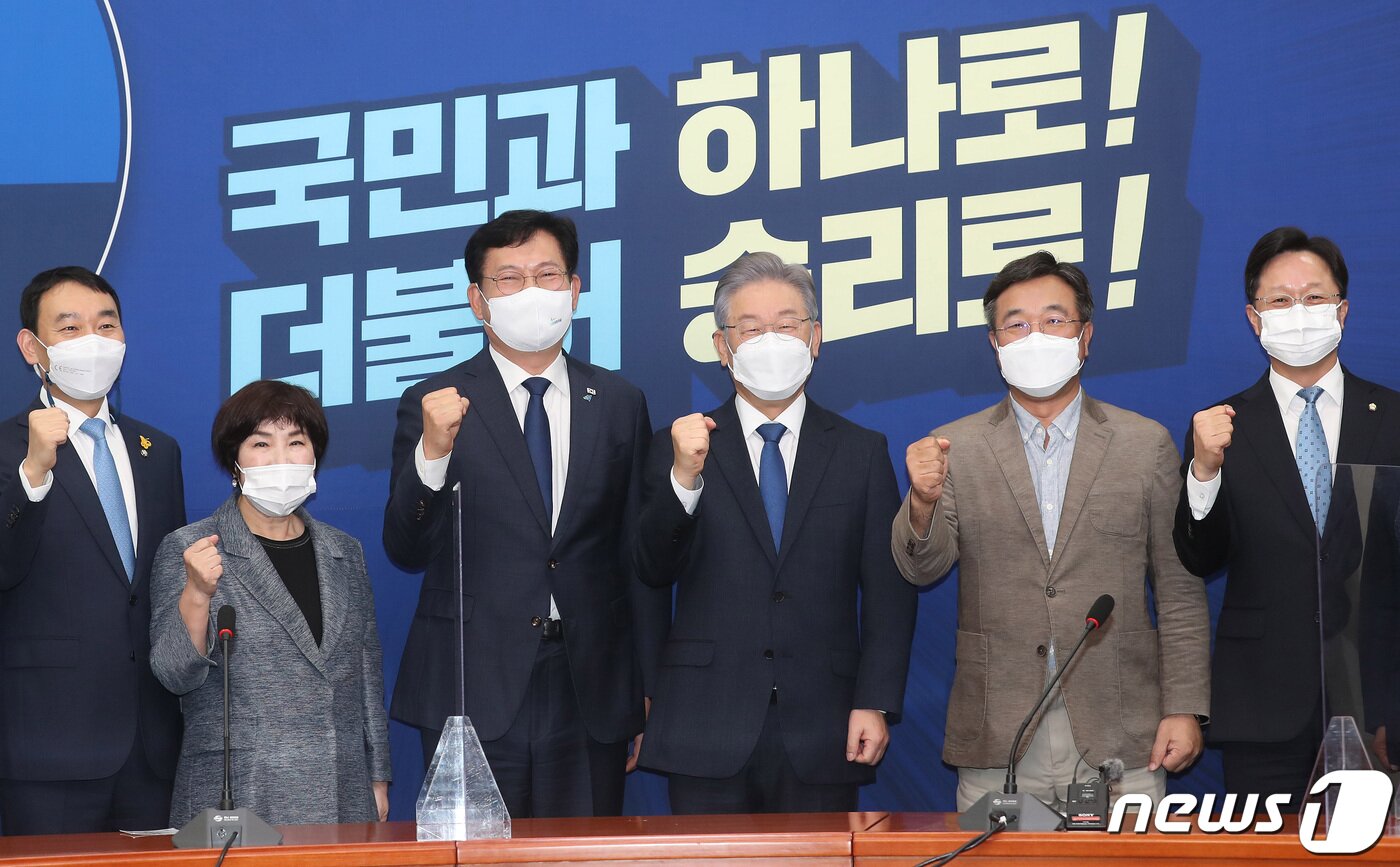 본문 이미지 - 송영길 더불어민주당 대표(왼쪽 세번째)와 제20대 대통령후보로 선출된 이재명 경기도지사(오른쪽 세 번째)./뉴스1 ⓒ News1 이동해 기자