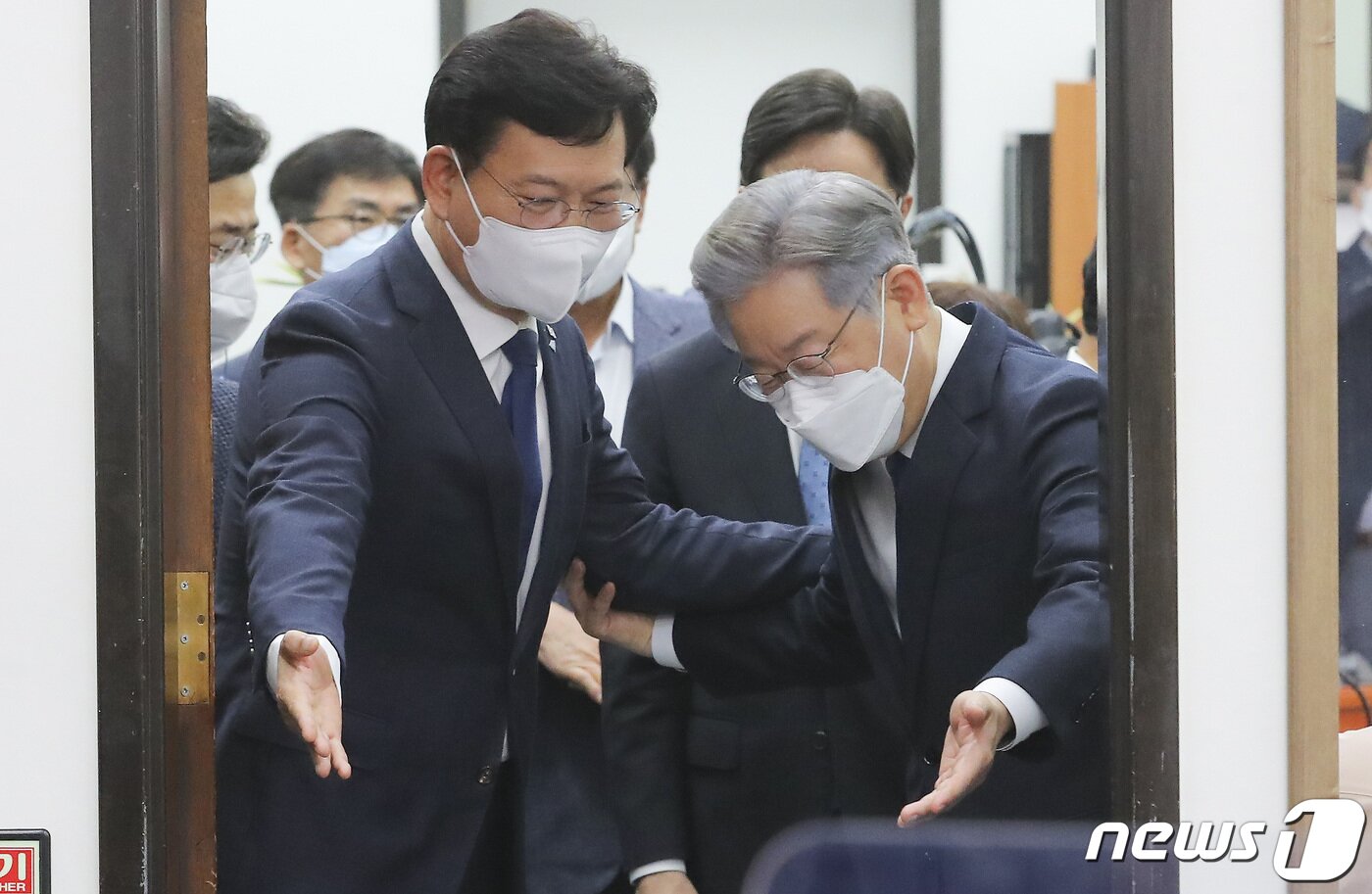 본문 이미지 - 3년 전 송영길 더불어민주당 대표와 이재명 민주당 21대 대통령 후보가 국회 당대표 회의실에서 열린 당지도부-대통령 후보 상견례에 참석하기 위해 입장하는 모습. 2021.10.11/뉴스1 ⓒ News1 이동해 기자