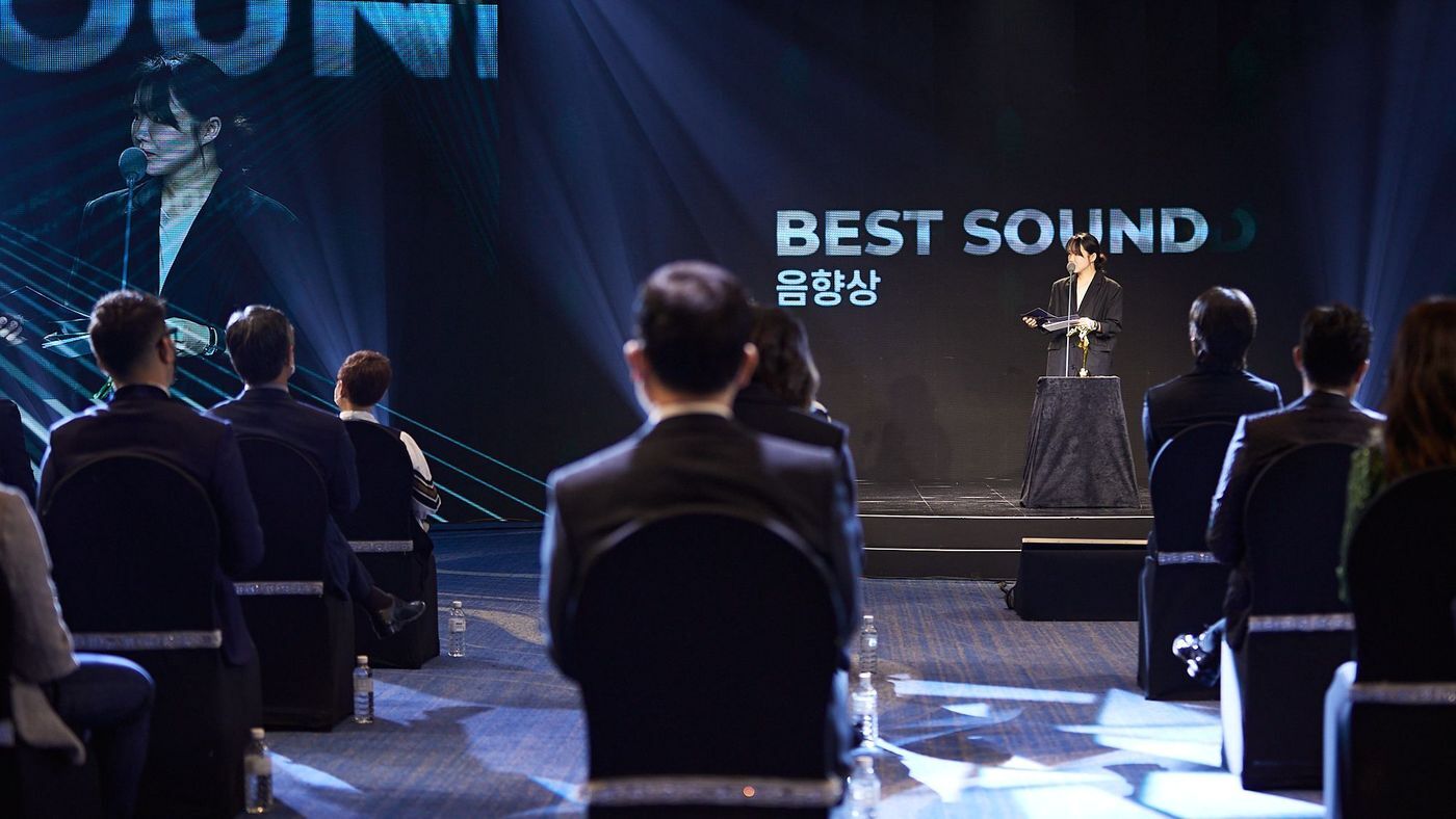 본문 이미지 - 제15회 아시아필름어워즈 시상자로 나선 윤단비 감독/부산국제영화제 제공 ⓒ 뉴스1