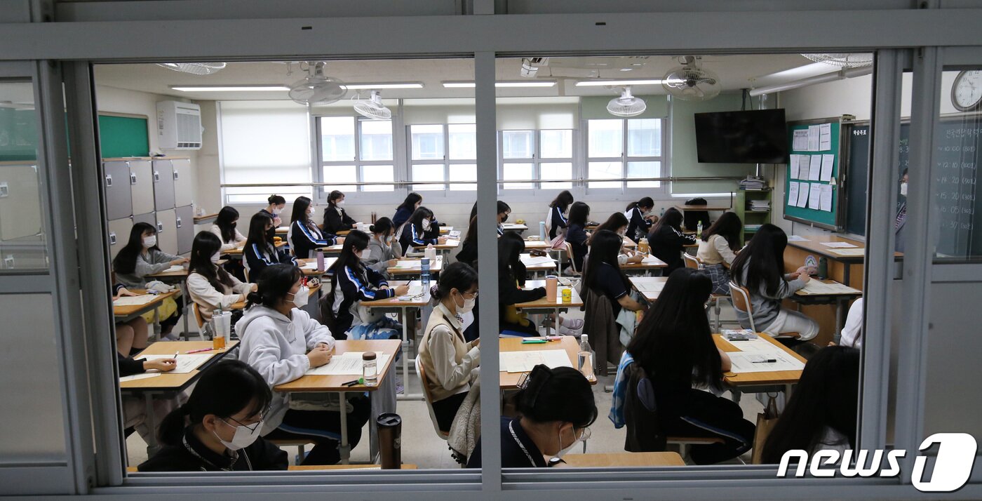 본문 이미지 - 수능을 앞두고 고3 마지막 전국연합학력평가가 실시된 12일 대전 서구 괴정고등학교 3학년 교실에서 학생들이 시험을 치르고 있다. 2021.10.12/뉴스1 ⓒ News1 김기태 기자